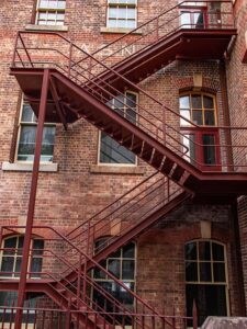 façade d'immeuble en brique caractéristqiue des immeuble new-yorkais pour illustrer les bâtiments de type industriel