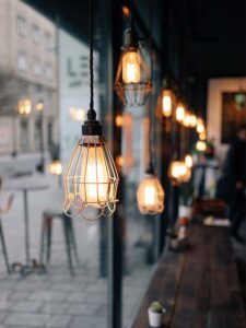 suspensions en métal devant une large fenêtre, typique du style industriel