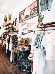 Parcours client dans un espace de vente avec une mise en avant des produits