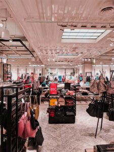 Parcours client dans un espace de vente avec une circulation entre les espaces