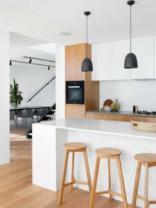 agencement de cuisine avec un ilôt central ouverte sur la pièce à vivre