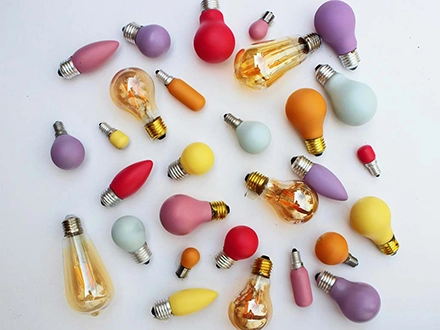 Éclairage intérieur design dans un salon contemporain à Antibes – conseils pour bien choisir ses luminaires selon l’ambiance et les usages