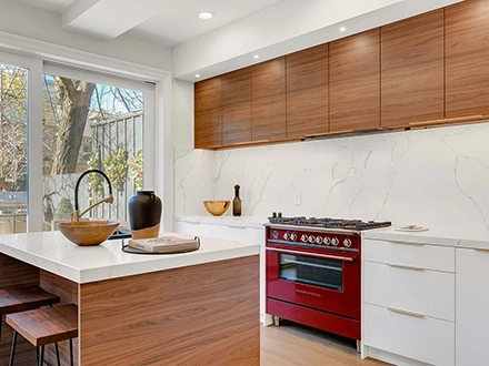 Revêtement mural en feuille de pierre naturelle utilisé en rénovation intérieure à Antibes – solution décorative légère et moderne