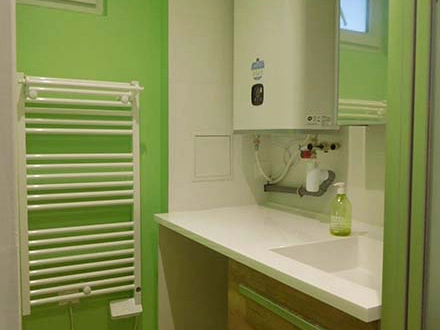 Optimisation des rangements dans une petite salle d’eau rénovée à Marignane