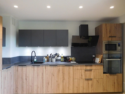 Conception de cuisine et salle de bain pour une rénovation coordonée et chaleureuse à Antibes, avec aménagement sur mesure et optimisation des espaces