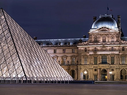 Mélange ancien et moderne dans l’architecture avec l'exemple de la pyramide du Louvre