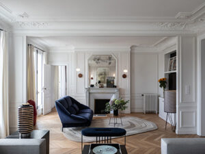 Exemple de mélange ancien et moderne avec aménagement d'un salon haussmannien