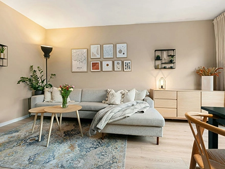 Intérieur contemporain mettant en valeur l’influence de la couleur dans l’aménagement