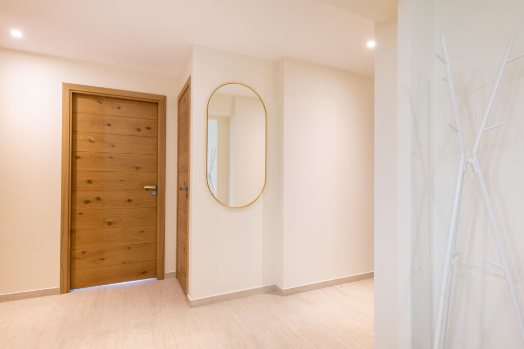 L'entrée après rénovation transformation d'un T2 en T3 avec des matériaux durables