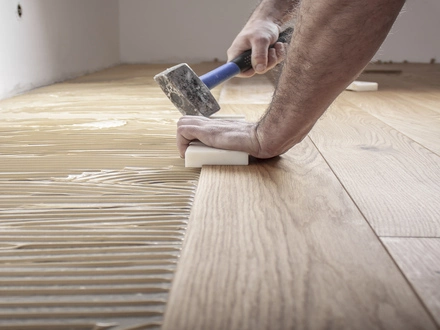 pose parquet contrecollé chantier Alpes-Maritimes