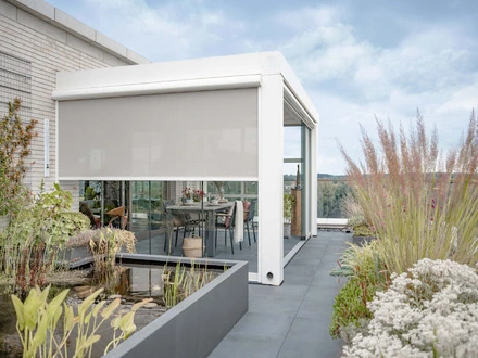 Stores extérieurs installés sur une véranda pour limiter les apports de chaleur en été