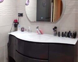 APRÈS TRAVAUX Meuble simple vasque aux courbes modernes, laqué gris avec 2 tiroirs et 2 placards pour la rénovation de la salle de bain à cagnes-sur-mer