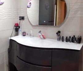 APRÈS TRAVAUX Meuble simple vasque aux courbes modernes, laqué gris avec 2 tiroirs et 2 placards pour la rénovation de la salle de bain à cagnes-sur-mer