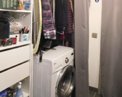 lave-linge déplacé dans le placard de l'entrée après la rénovation pour libérer de la place dans la salle de bain