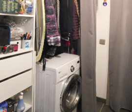 APRÈS TRAVAUX lave-linge déplacé dans le placard de l'entrée après la rénovation pour libérer de la place dans la salle de bain