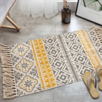 tapis à motif géométrique et coloré