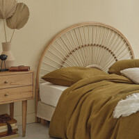 un tête de lit en rotin