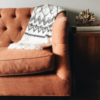 un canapé aux couleurs chaudes