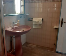 AVANT TRAVAUX Salle de bain années 80 avec sanitaires roses avant rénovation complète coordonnée et chaleureuse