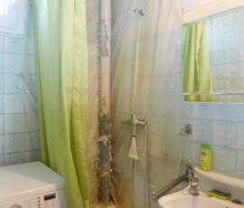AVANT TRAVAUX Douche avant rénovation, dans un très mauvais état