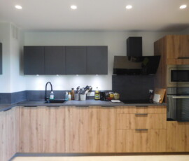 APRÈS TRAVAUX Cuisine moderne rénovée avec grand plan de travail et rangements optimisés dans un appartement ancien