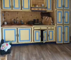 AVANT TRAVAUX Cuisine années 80 style provençal avant rénovation coordonnée et chaleureuse