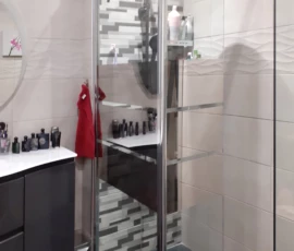APRÈS TRAVAUX grande douche 100 x 140 cm avec colonne de douche à jet effet eau de pluie pour remplacer la baignoire lors de la rénovation de la salle de bain