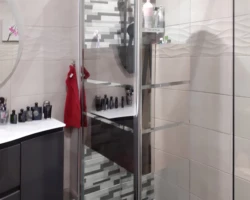 grande douche 100 x 140 cm avec colonne de douche à jet effet eau de pluie pour remplacer la baignoire lors de la rénovation de la salle de bain
