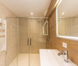 Nouvelle salle de douche moderne après les transformations Optimisation de l'espace - création d'une grande douche