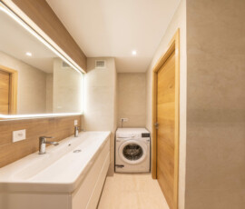 Optimisation des espaces avec création d'un renfoncement pour le lave-linge dans la nouvelle salle de douche Optimisation de l'espace - installer le lave-linge dans la salle de douche