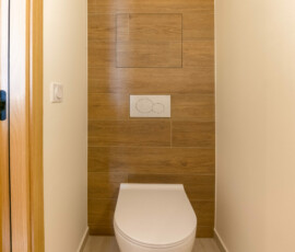 Création d'un WC suspendu dans le même style que la salle de douche Transformation d'un T2 en T3 - WC rénové avec une ambiance chaleureuse