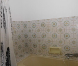 la baignoire avant les travaux de transformation Transformation d'un t2 en t3 - la baignoire avant rénovation de la salle de bain