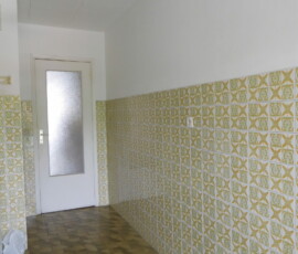 La cuisine avec un style année 80, avant la rénovation Ancienne cuisine avant la transformation en chambre