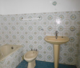 La salle de bain avant les travaux de rénovation avec une baignoire Transformation d'un T2 en T3 - la salle de bain avant rénovation