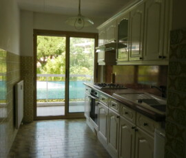 La cuisine avant la transformation du T2 en T3 Ancienne cuisine transformée en chambre – optimisation de l’espace