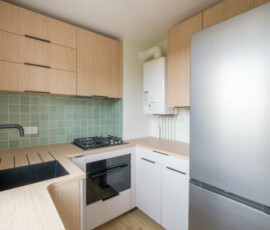 Optimisation des m² avec des rangements sur mesure Cuisine moderne aménagée dans un studio avec plan de travail fonctionnel.