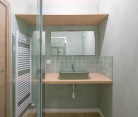 Plan vasque suspendu pour un design moderne Salle de douche moderne après rénovation avec plan vasque suspendu.
