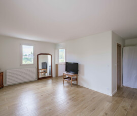 Une pièce à vivre lumineuse Salon du studio après réhabilitation avec murs clairs et aménagement optimisé.