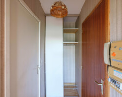 Entrée du studio aevc placard Entrée d’un studio des années 70 dans l’arrière-pays grassois avant réhabilitation complète